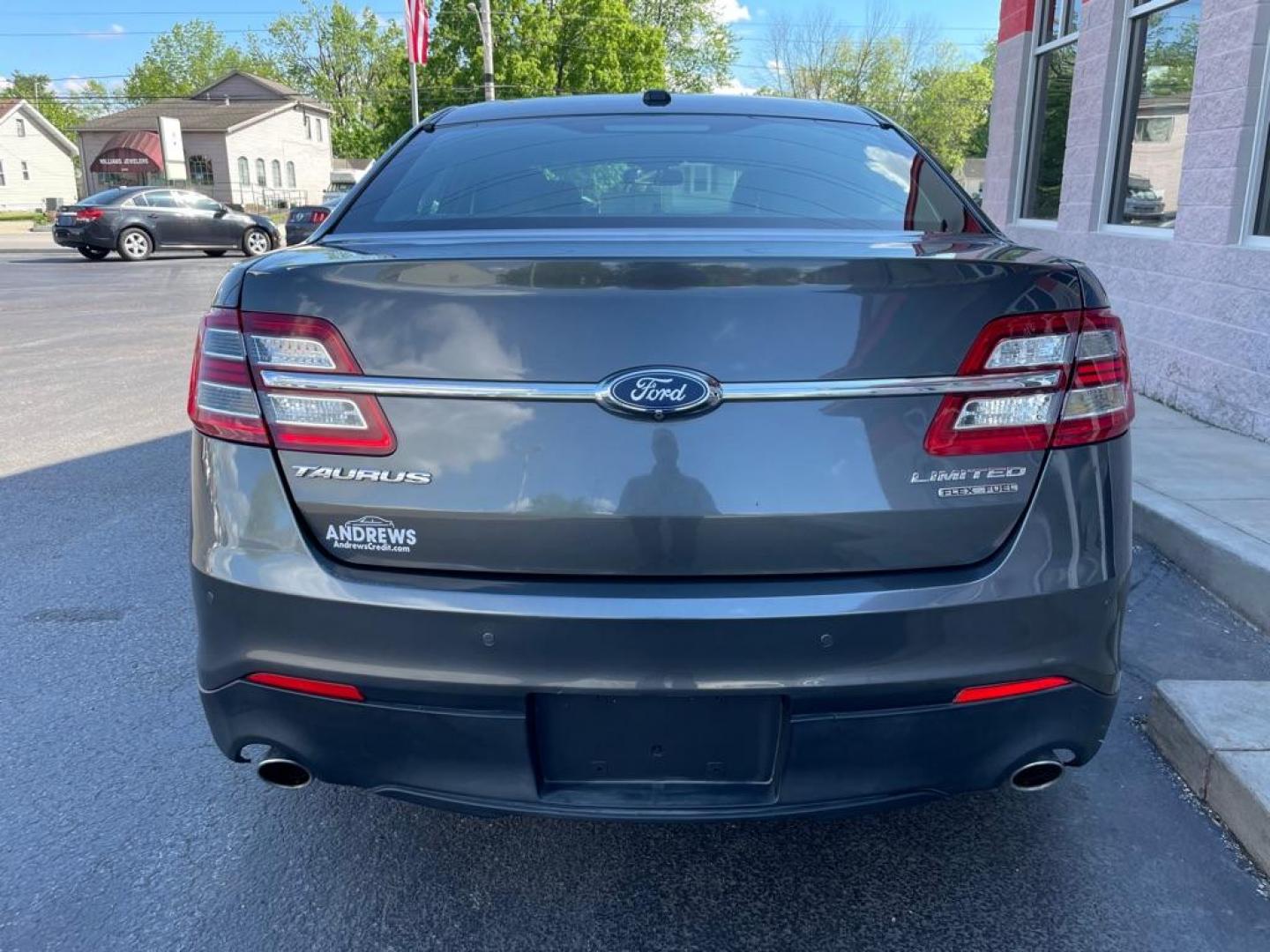 2017 GRAY FORD TAURUS LIMITED (1FAHP2F84HG) with an 3.5L engine, Automatic transmission, located at 3100 Covert Avenue, Evansville, IN, 47714, (812) 473-4492, 37.955418, -87.512238 - Photo#3