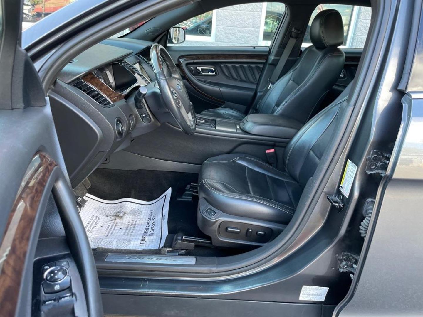 2017 GRAY FORD TAURUS LIMITED (1FAHP2F84HG) with an 3.5L engine, Automatic transmission, located at 3100 Covert Avenue, Evansville, IN, 47714, (812) 473-4492, 37.955418, -87.512238 - Photo#5