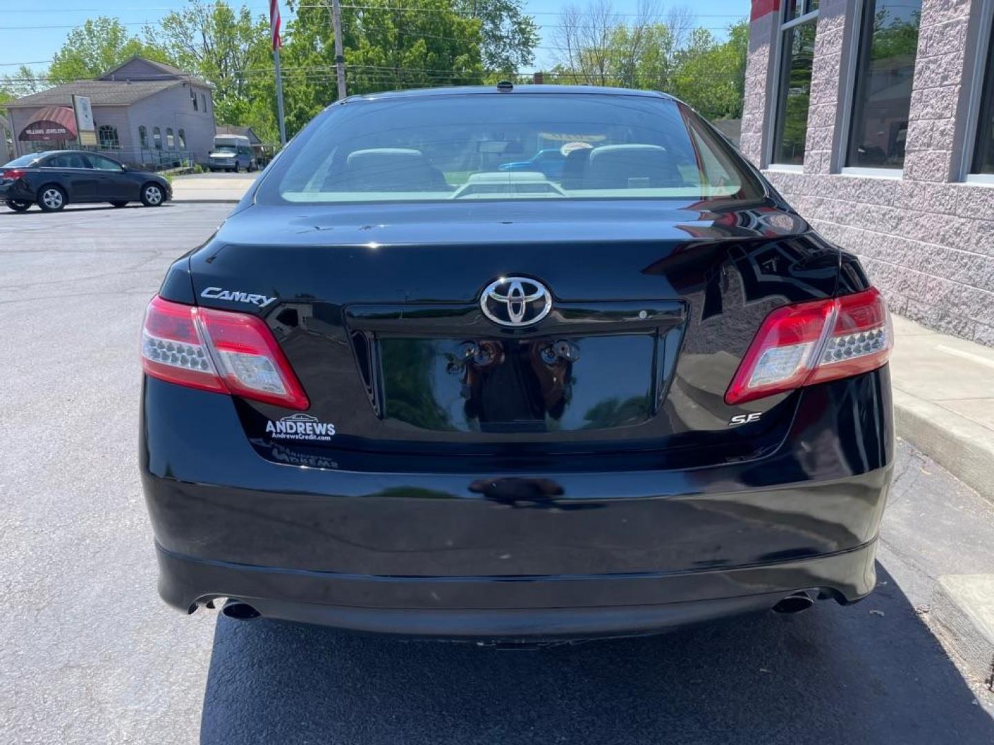 2010 BLACK TOYOTA CAMRY SE (4T1BF3EK0AU) with an 2.5L engine, Automatic transmission, located at 3100 Covert Avenue, Evansville, IN, 47714, (812) 473-4492, 37.955418, -87.512238 - Photo#3