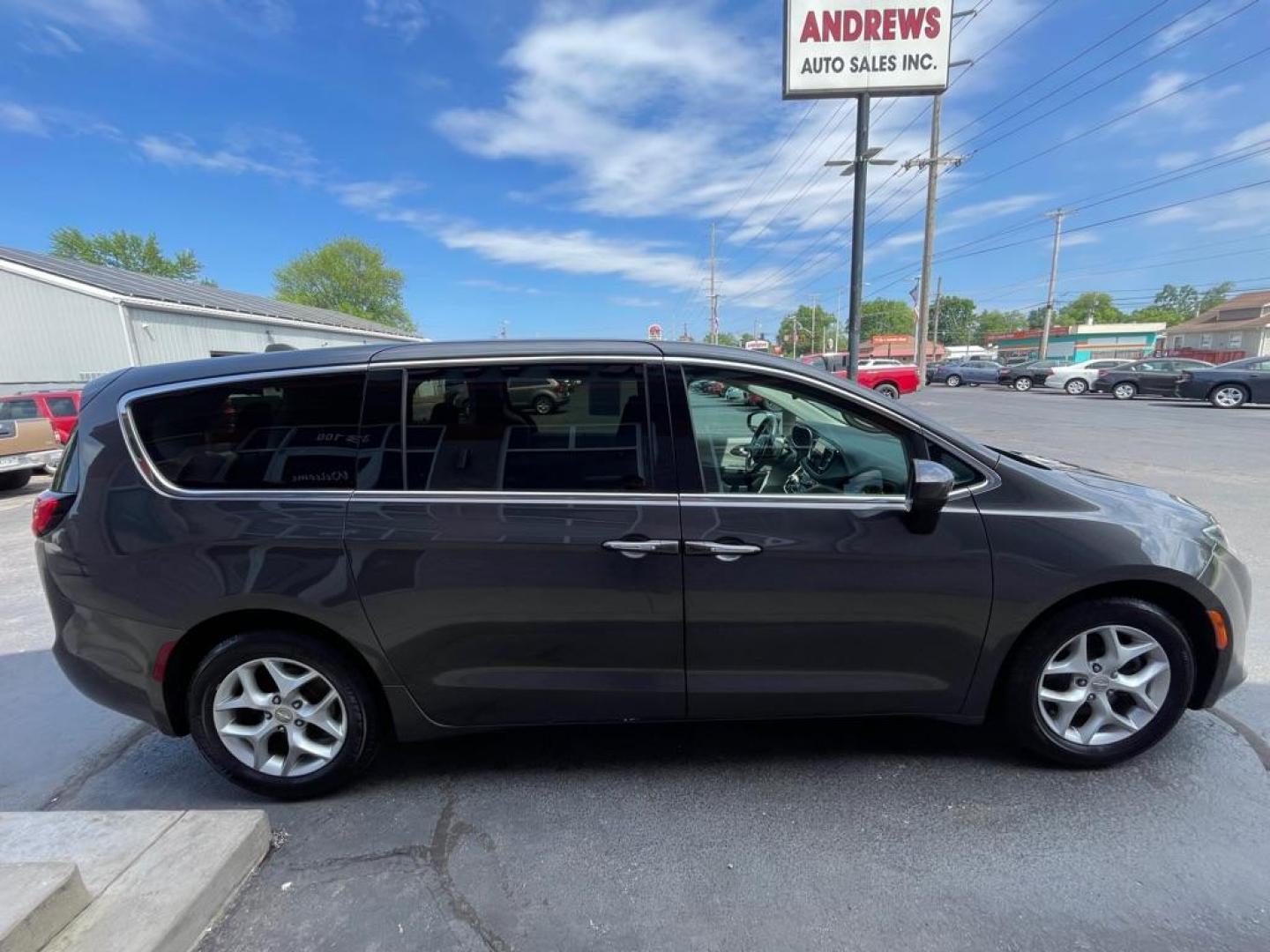 2017 GRAY CHRYSLER PACIFICA TOURING L (2C4RC1BG1HR) with an 3.6L engine, Automatic transmission, located at 3100 Covert Avenue, Evansville, IN, 47714, (812) 473-4492, 37.955418, -87.512238 - Photo#2