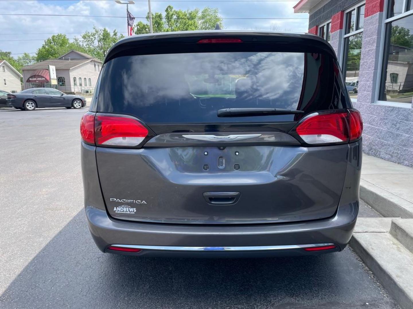 2017 GRAY CHRYSLER PACIFICA TOURING L (2C4RC1BG1HR) with an 3.6L engine, Automatic transmission, located at 3100 Covert Avenue, Evansville, IN, 47714, (812) 473-4492, 37.955418, -87.512238 - Photo#3