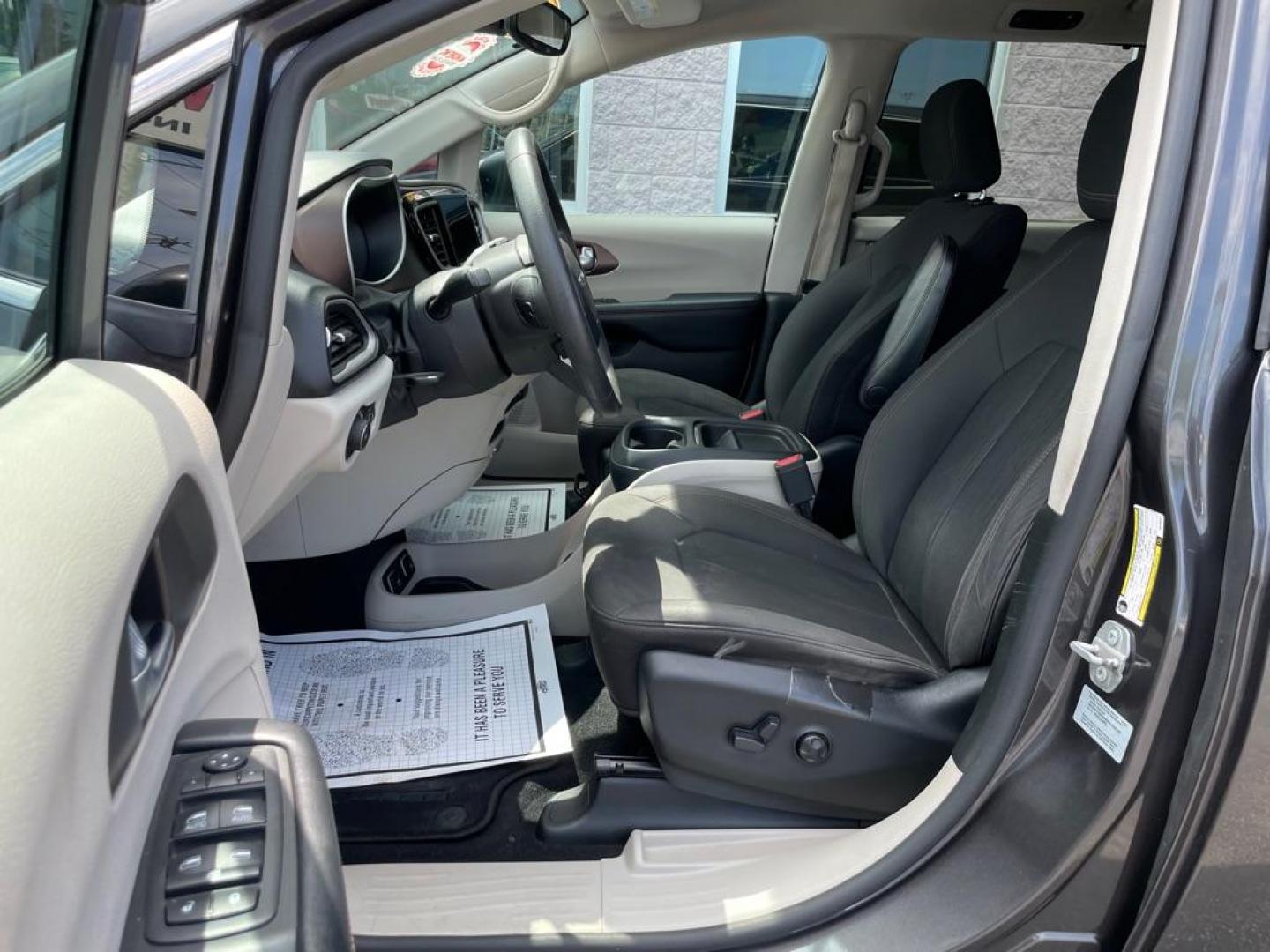 2017 GRAY CHRYSLER PACIFICA TOURING L (2C4RC1BG1HR) with an 3.6L engine, Automatic transmission, located at 3100 Covert Avenue, Evansville, IN, 47714, (812) 473-4492, 37.955418, -87.512238 - Photo#5
