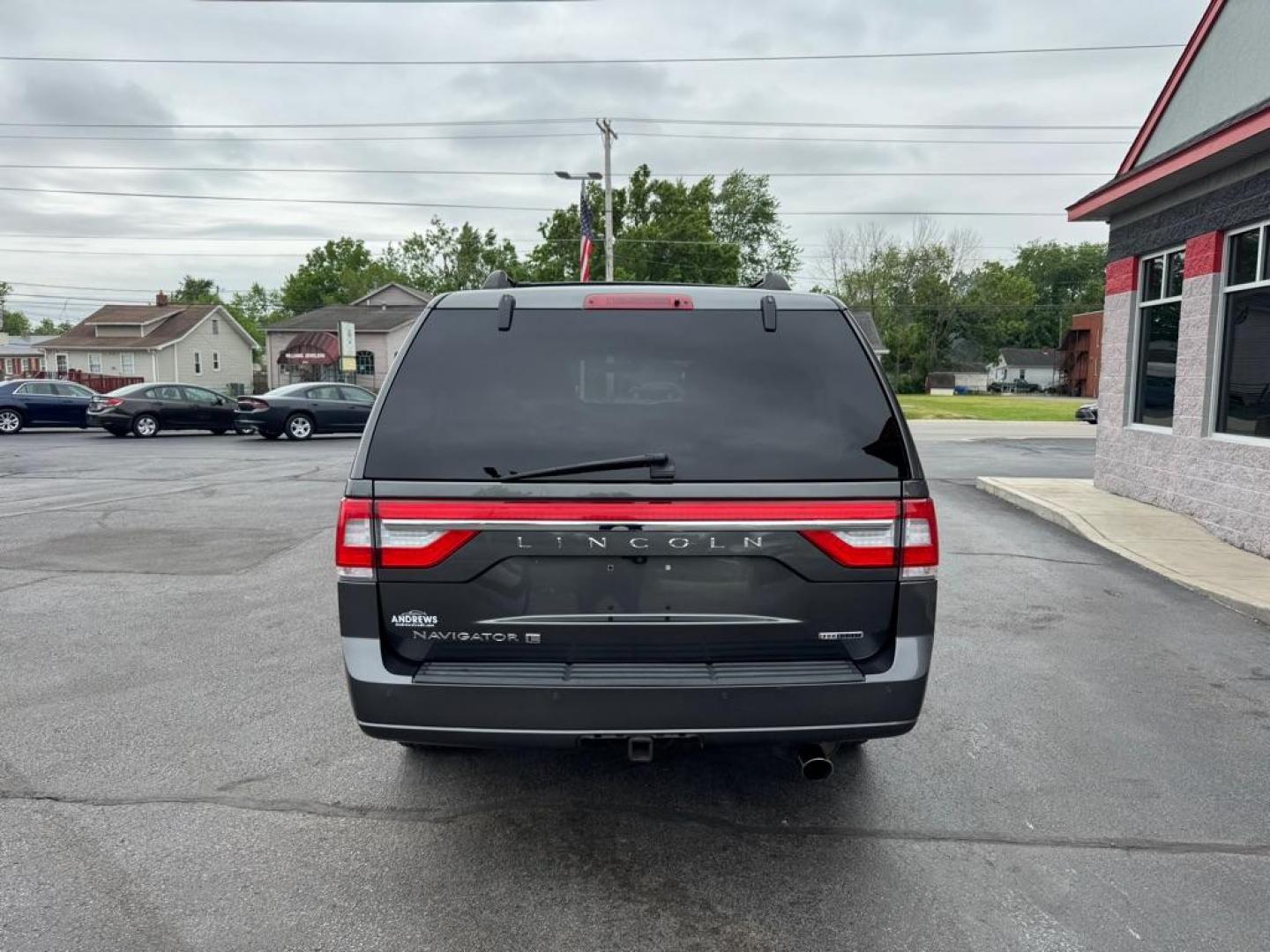 2015 GRAY LINCOLN NAVIGATOR L (5LMJJ3JT5FE) with an 3.5L engine, Automatic transmission, located at 3100 Covert Avenue, Evansville, IN, 47714, (812) 473-4492, 37.955418, -87.512238 - Photo#3
