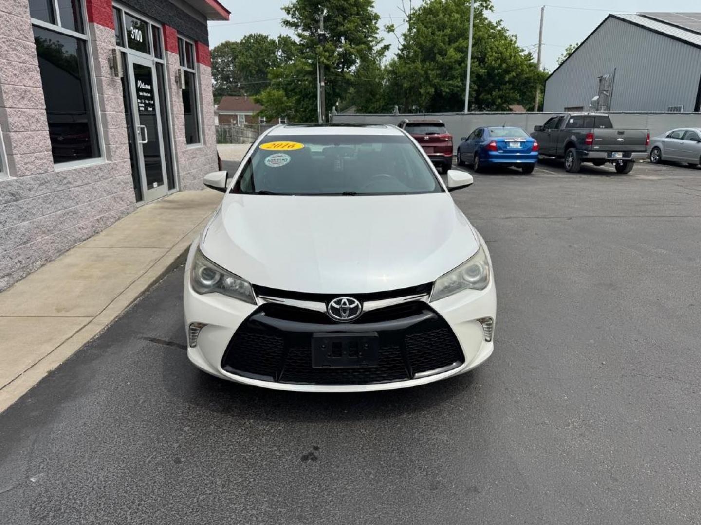 2016 WHITE TOYOTA CAMRY LE (4T1BF1FKXGU) with an 2.5L engine, Automatic transmission, located at 3100 Covert Avenue, Evansville, IN, 47714, (812) 473-4492, 37.955418, -87.512238 - Photo#1