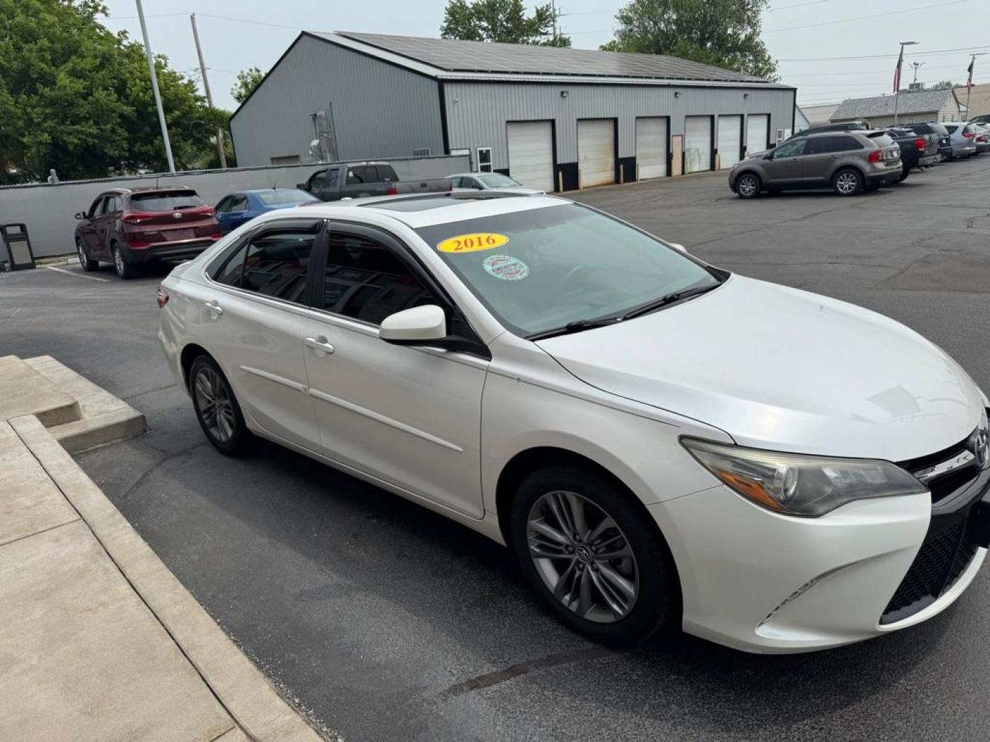 2016 WHITE TOYOTA CAMRY LE (4T1BF1FKXGU) with an 2.5L engine, Automatic transmission, located at 3100 Covert Avenue, Evansville, IN, 47714, (812) 473-4492, 37.955418, -87.512238 - Photo#2
