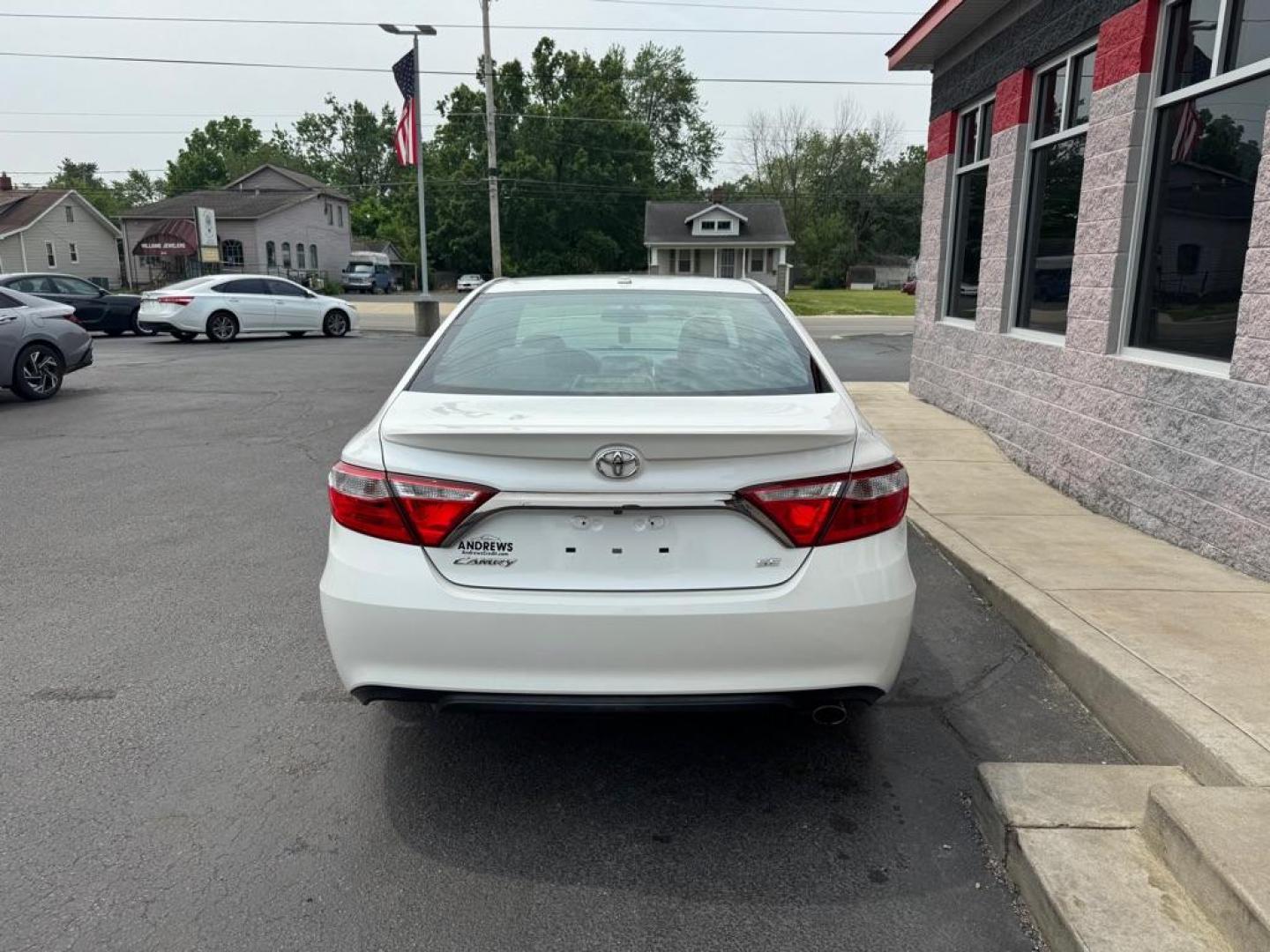 2016 WHITE TOYOTA CAMRY LE (4T1BF1FKXGU) with an 2.5L engine, Automatic transmission, located at 3100 Covert Avenue, Evansville, IN, 47714, (812) 473-4492, 37.955418, -87.512238 - Photo#3
