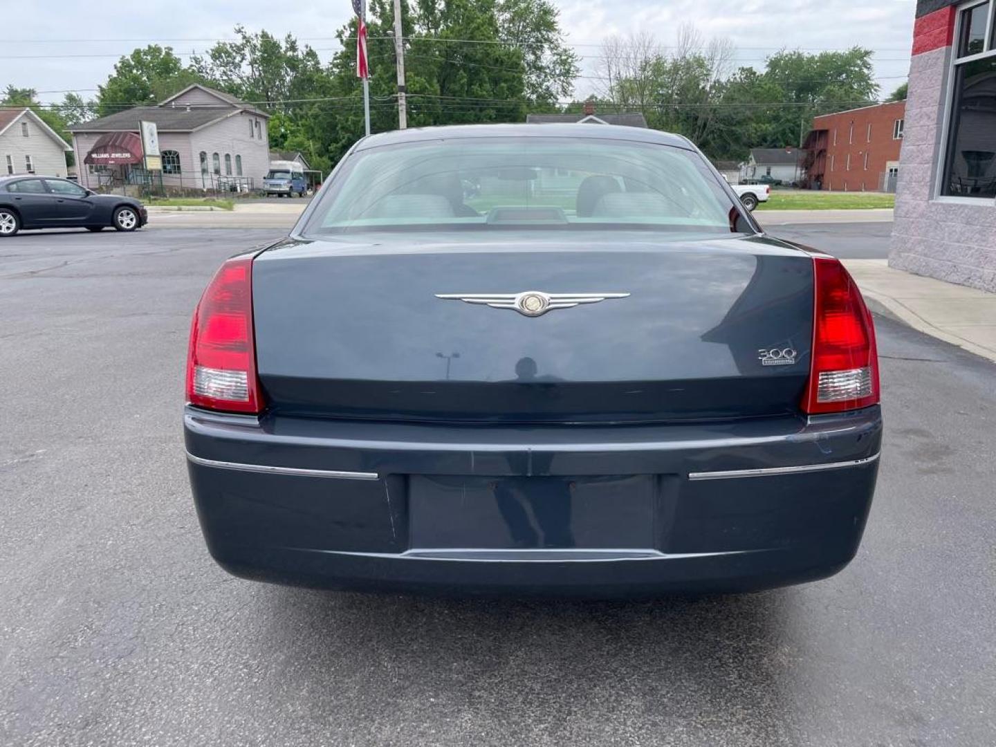 2007 BLUE CHRYSLER 300 TOURING (2C3KA53G57H) with an 3.5L engine, Automatic transmission, located at 3100 Covert Avenue, Evansville, IN, 47714, (812) 473-4492, 37.955418, -87.512238 - Photo#3
