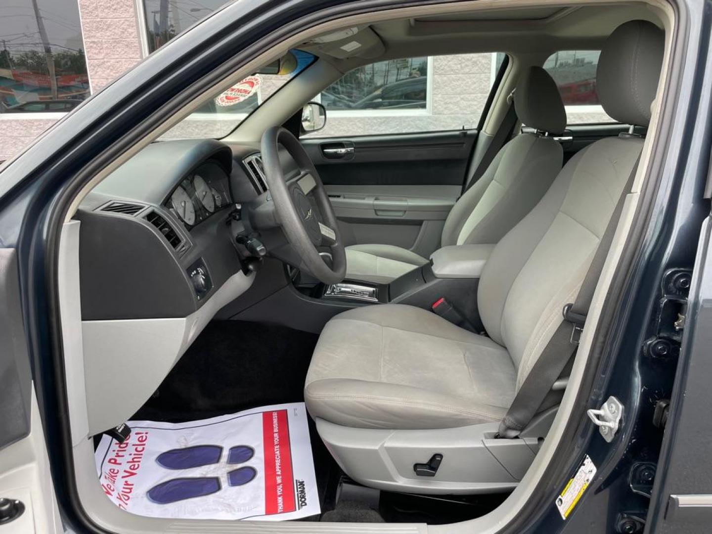 2007 BLUE CHRYSLER 300 TOURING (2C3KA53G57H) with an 3.5L engine, Automatic transmission, located at 3100 Covert Avenue, Evansville, IN, 47714, (812) 473-4492, 37.955418, -87.512238 - Photo#5