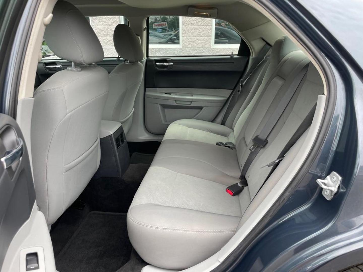 2007 BLUE CHRYSLER 300 TOURING (2C3KA53G57H) with an 3.5L engine, Automatic transmission, located at 3100 Covert Avenue, Evansville, IN, 47714, (812) 473-4492, 37.955418, -87.512238 - Photo#6