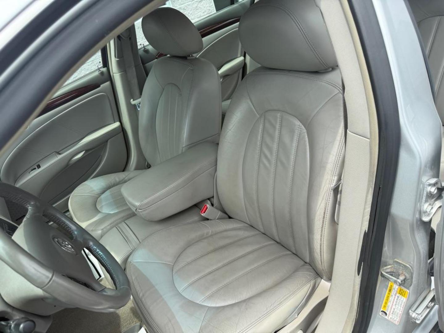 2011 SILVER BUICK LUCERNE CXL (1G4HJ5EM8BU) with an 3.9L engine, Automatic transmission, located at 3100 Covert Avenue, Evansville, IN, 47714, (812) 473-4492, 37.955418, -87.512238 - Photo#5