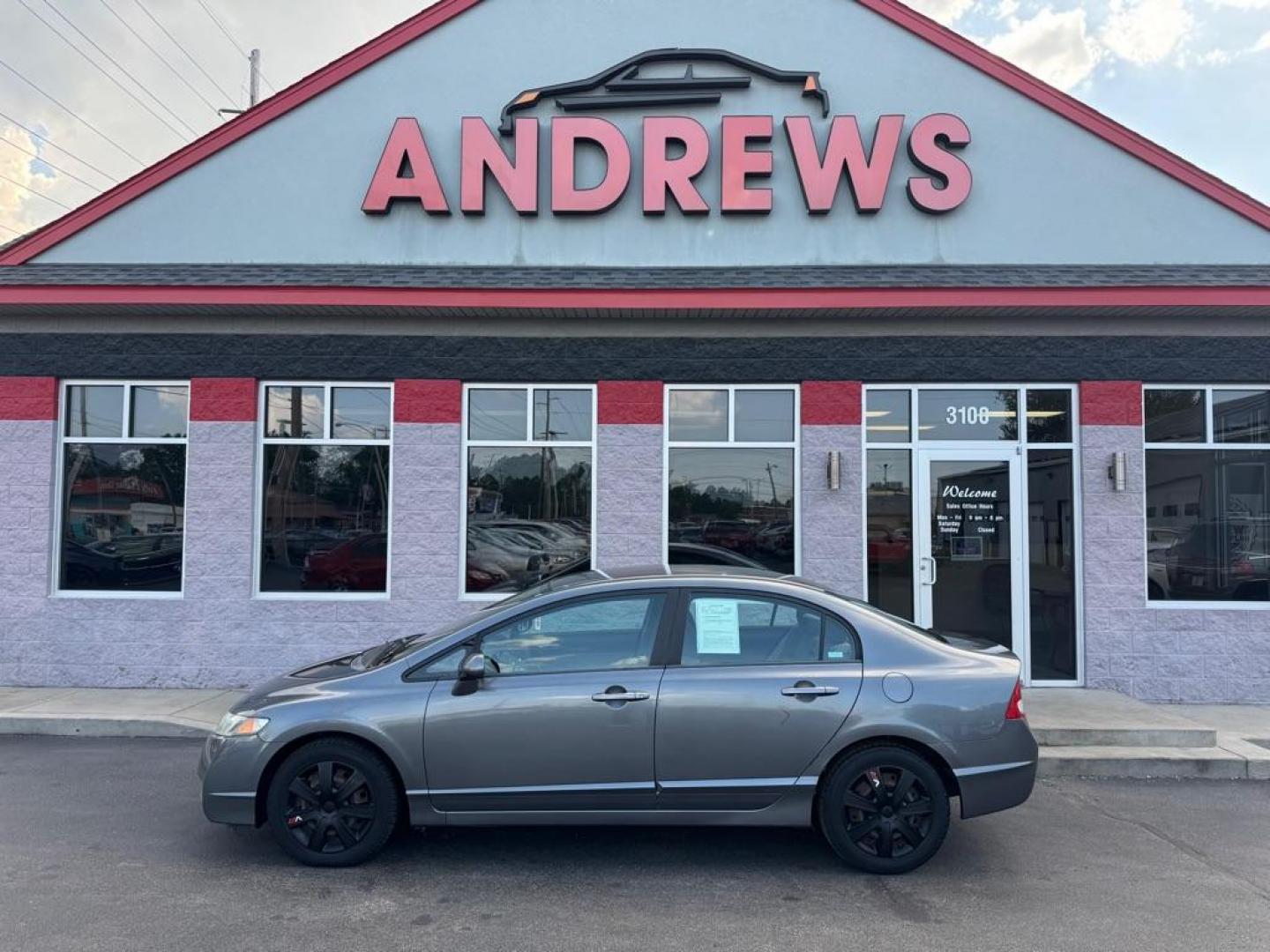 2009 GRAY HONDA CIVIC LX (19XFA16589E) with an 1.8L engine, Automatic transmission, located at 3100 Covert Avenue, Evansville, IN, 47714, (812) 473-4492, 37.955418, -87.512238 - Photo#0