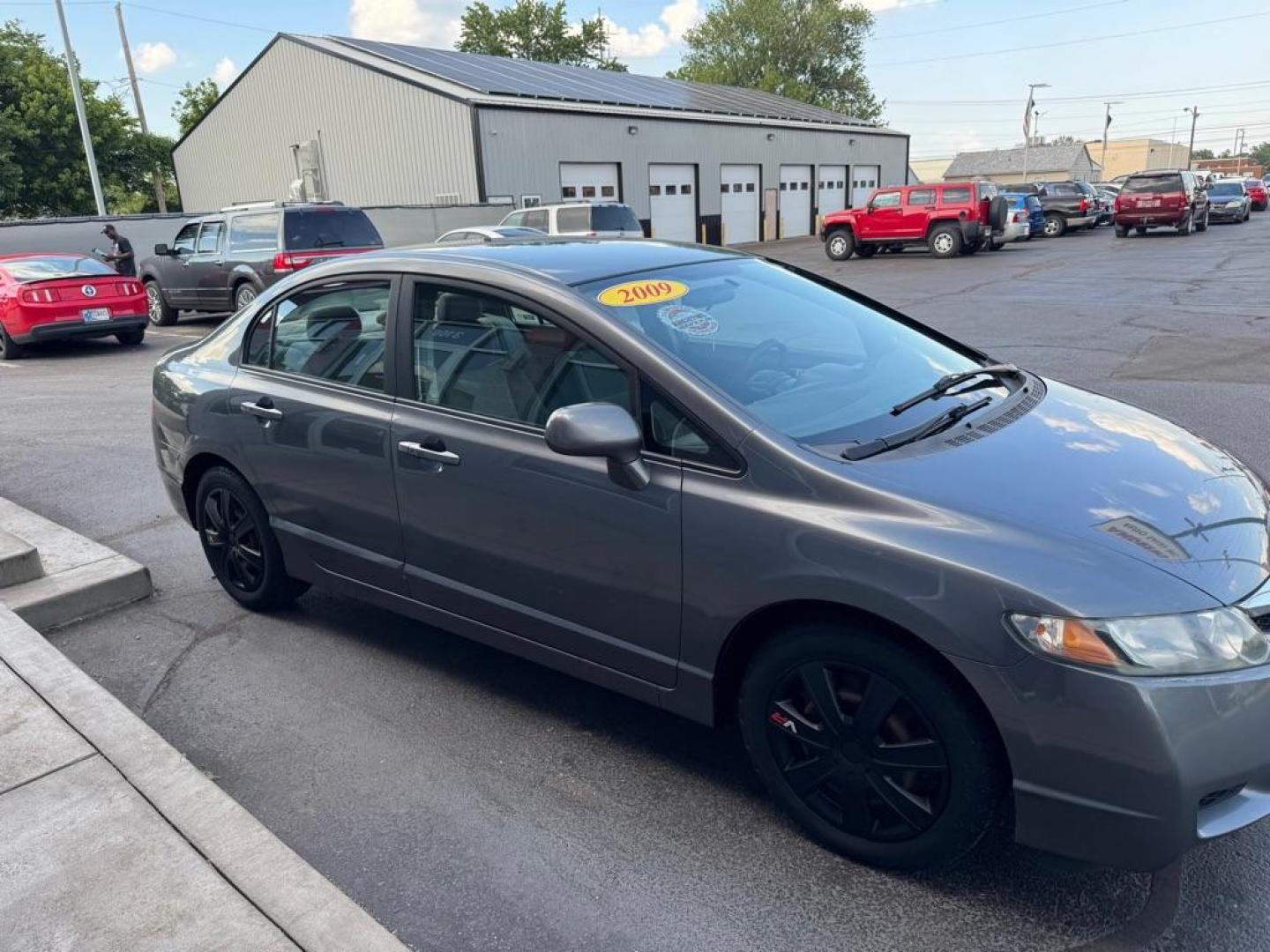 2009 GRAY HONDA CIVIC LX (19XFA16589E) with an 1.8L engine, Automatic transmission, located at 3100 Covert Avenue, Evansville, IN, 47714, (812) 473-4492, 37.955418, -87.512238 - Photo#2