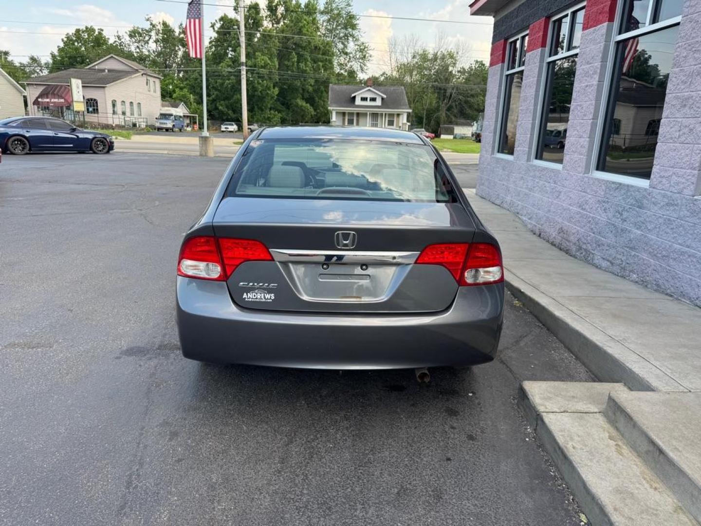 2009 GRAY HONDA CIVIC LX (19XFA16589E) with an 1.8L engine, Automatic transmission, located at 3100 Covert Avenue, Evansville, IN, 47714, (812) 473-4492, 37.955418, -87.512238 - Photo#3