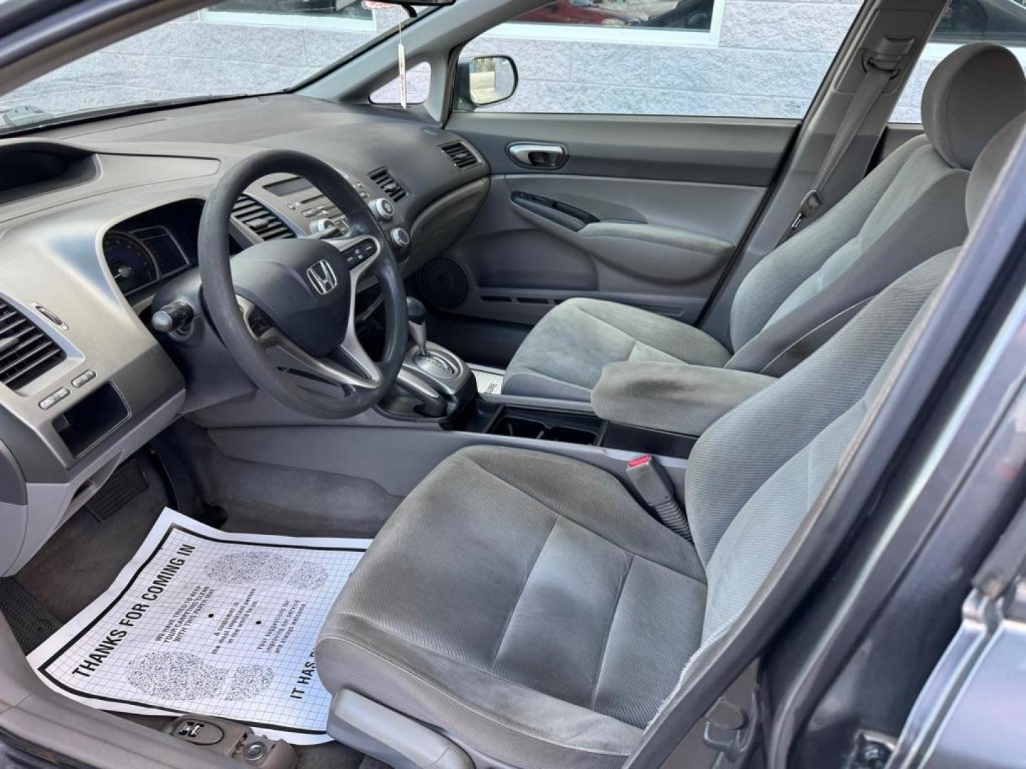 2009 GRAY HONDA CIVIC LX (19XFA16589E) with an 1.8L engine, Automatic transmission, located at 3100 Covert Avenue, Evansville, IN, 47714, (812) 473-4492, 37.955418, -87.512238 - Photo#4
