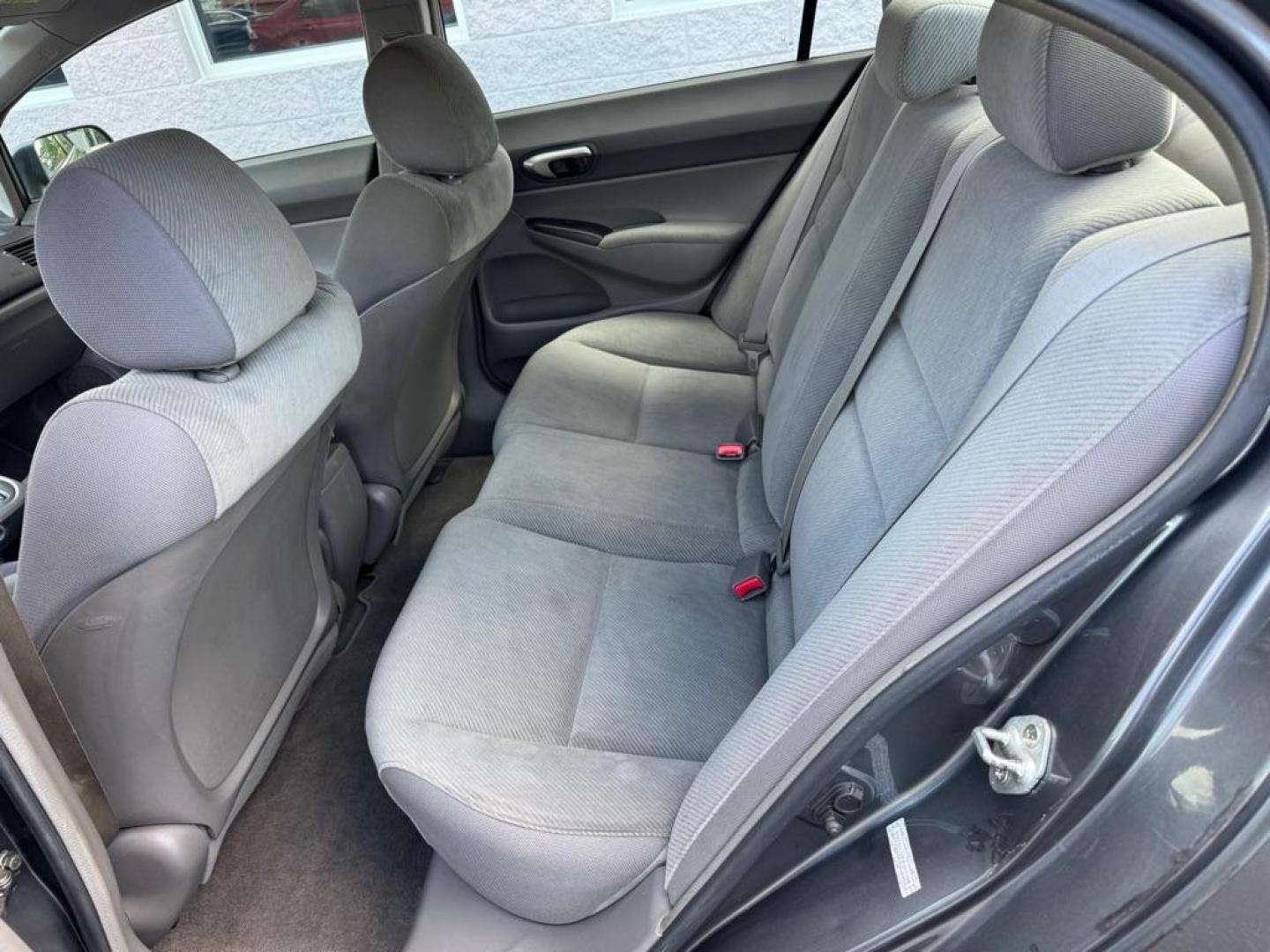 2009 GRAY HONDA CIVIC LX (19XFA16589E) with an 1.8L engine, Automatic transmission, located at 3100 Covert Avenue, Evansville, IN, 47714, (812) 473-4492, 37.955418, -87.512238 - Photo#5