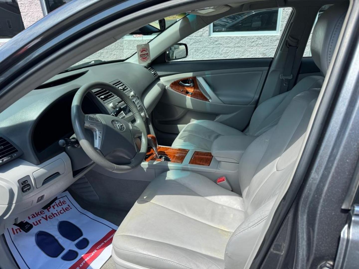 2010 GRAY TOYOTA CAMRY XLE (4T4BF3EKXAR) with an 2.5L engine, Automatic transmission, located at 3100 Covert Avenue, Evansville, IN, 47714, (812) 473-4492, 37.955418, -87.512238 - Photo#4