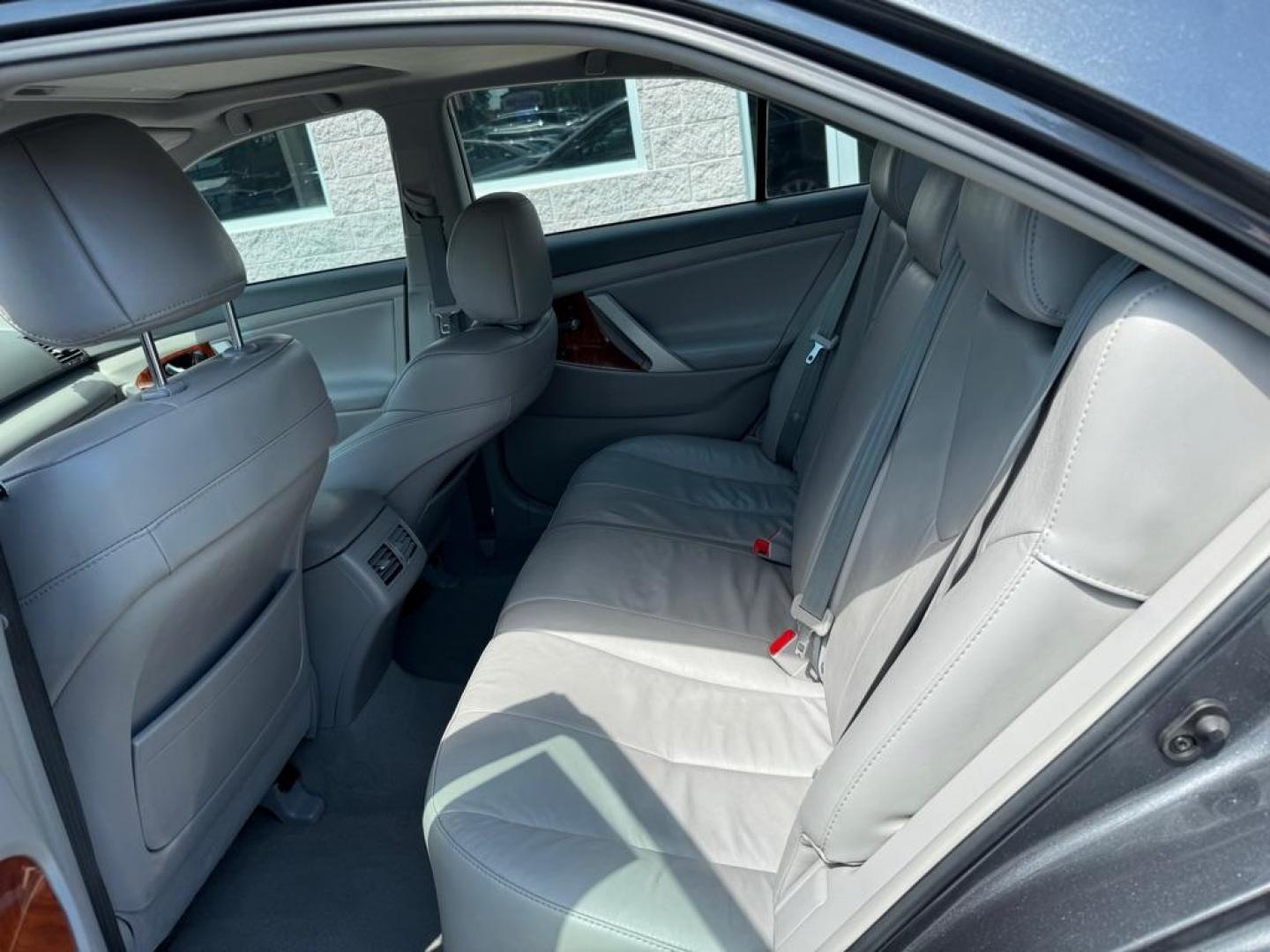 2010 GRAY TOYOTA CAMRY XLE (4T4BF3EKXAR) with an 2.5L engine, Automatic transmission, located at 3100 Covert Avenue, Evansville, IN, 47714, (812) 473-4492, 37.955418, -87.512238 - Photo#5