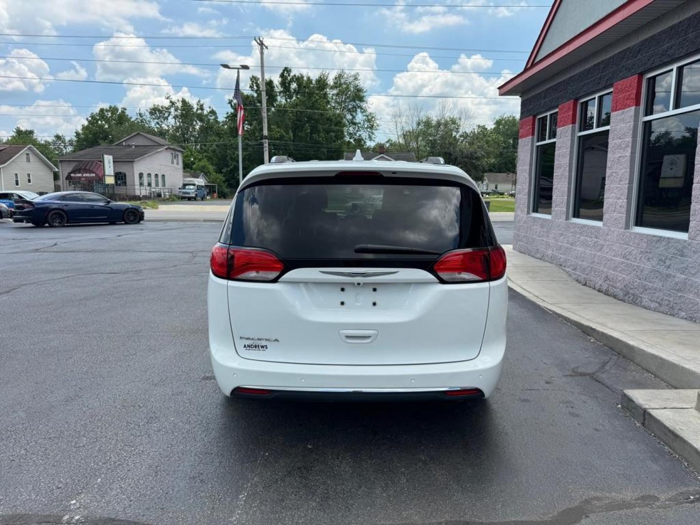 2018 WHITE CHRYSLER PACIFICA TOURING L (2C4RC1BGXJR) with an 3.6L engine, Automatic transmission, located at 3100 Covert Avenue, Evansville, IN, 47714, (812) 473-4492, 37.955418, -87.512238 - Photo#3