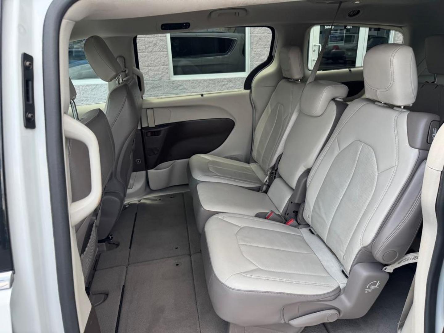 2018 WHITE CHRYSLER PACIFICA TOURING L (2C4RC1BGXJR) with an 3.6L engine, Automatic transmission, located at 3100 Covert Avenue, Evansville, IN, 47714, (812) 473-4492, 37.955418, -87.512238 - Photo#5