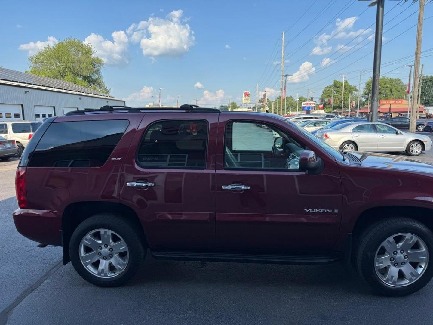 2008 RED GMC YUKON SLT (1GKFK130X8R) with an 5.3L engine, Automatic transmission, located at 3100 Covert Avenue, Evansville, IN, 47714, (812) 473-4492, 37.955418, -87.512238 - Photo#2