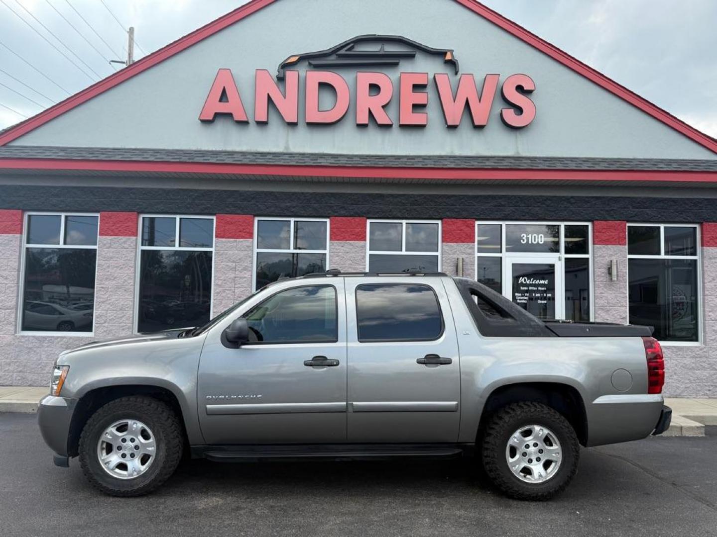 2007 GRAY CHEVROLET AVALANCHE LS 1500 (3GNEC12J07G) with an 5.3L engine, Automatic transmission, located at 3100 Covert Avenue, Evansville, IN, 47714, (812) 473-4492, 37.955418, -87.512238 - Photo#0