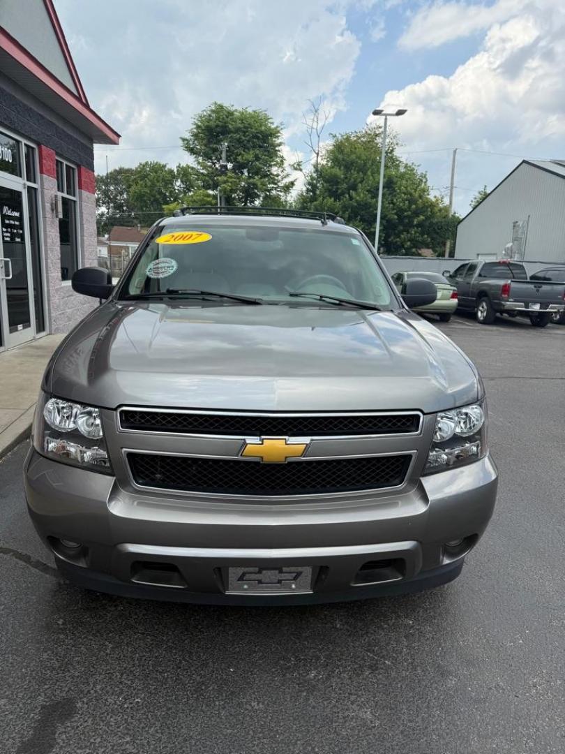 2007 GRAY CHEVROLET AVALANCHE LS 1500 (3GNEC12J07G) with an 5.3L engine, Automatic transmission, located at 3100 Covert Avenue, Evansville, IN, 47714, (812) 473-4492, 37.955418, -87.512238 - Photo#1