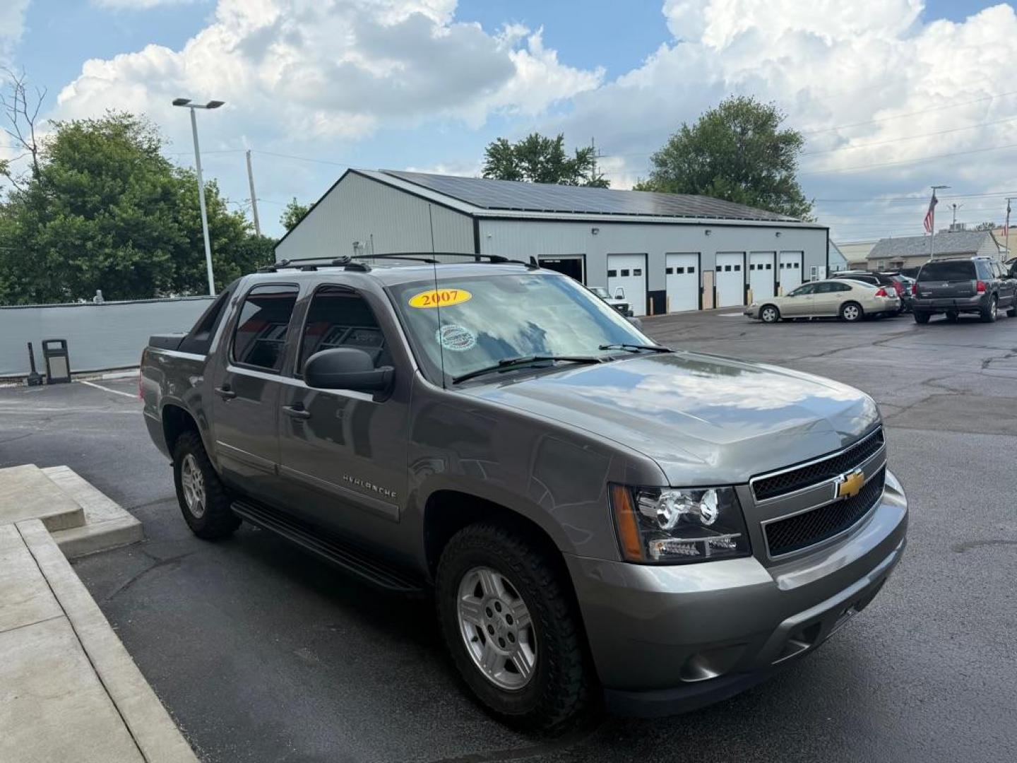2007 GRAY CHEVROLET AVALANCHE LS 1500 (3GNEC12J07G) with an 5.3L engine, Automatic transmission, located at 3100 Covert Avenue, Evansville, IN, 47714, (812) 473-4492, 37.955418, -87.512238 - Photo#2
