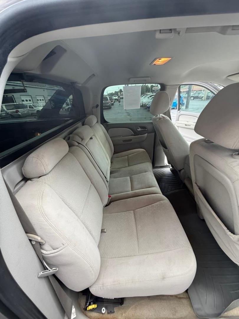 2007 GRAY CHEVROLET AVALANCHE LS 1500 (3GNEC12J07G) with an 5.3L engine, Automatic transmission, located at 3100 Covert Avenue, Evansville, IN, 47714, (812) 473-4492, 37.955418, -87.512238 - Photo#6