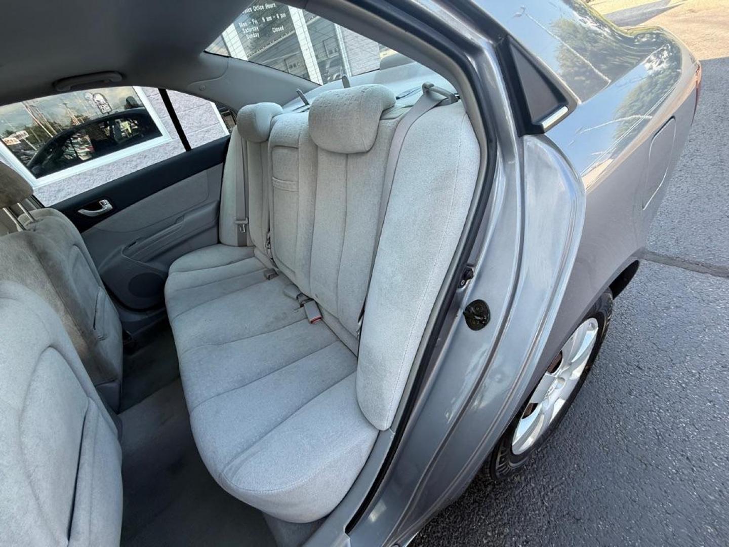 2007 SILVER HYUNDAI SONATA GLS (5NPET46C27H) with an 2.4L engine, Automatic transmission, located at 3100 Covert Avenue, Evansville, IN, 47714, (812) 473-4492, 37.955418, -87.512238 - Photo#7