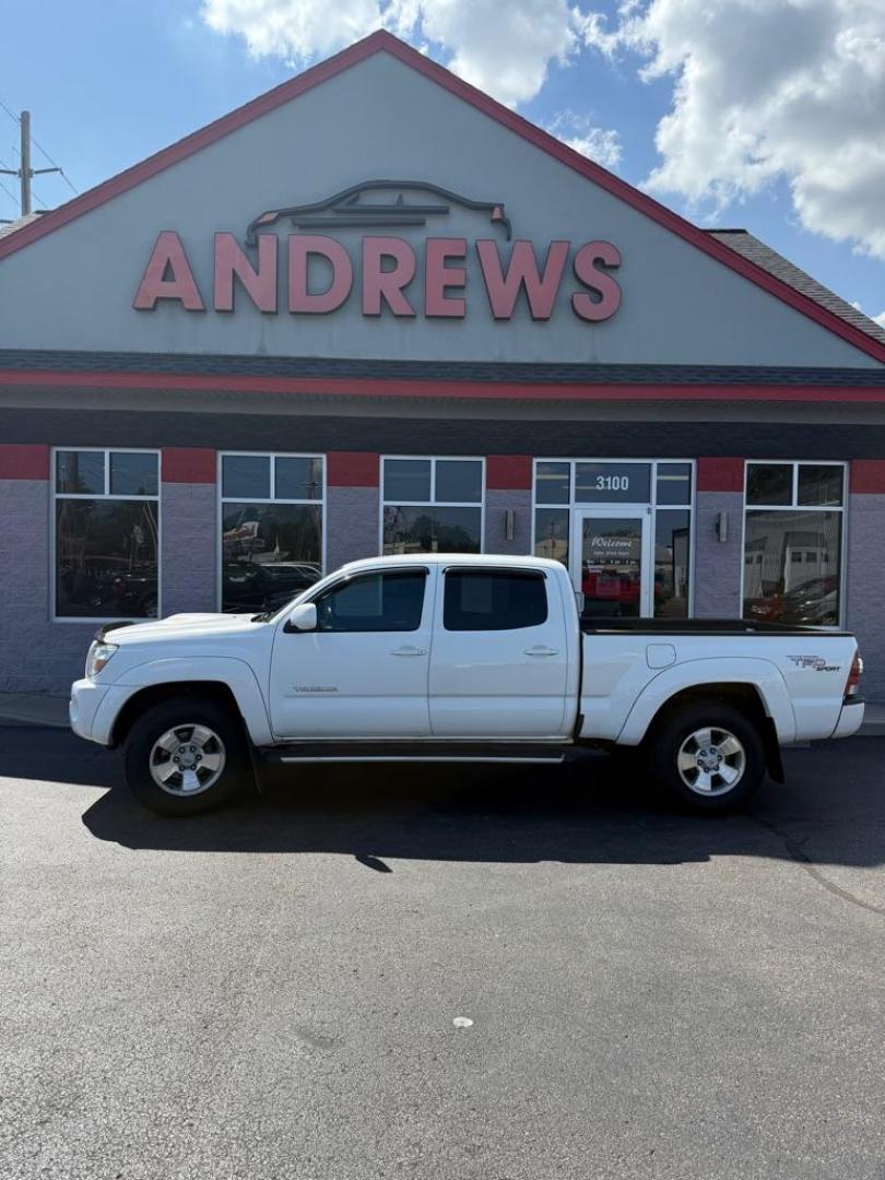 2009 WHITE TOYOTA TACOMA SR5 (3TMKU72N09M) with an 4.0L engine, Automatic transmission, located at 3100 Covert Avenue, Evansville, IN, 47714, (812) 473-4492, 37.955418, -87.512238 - Photo#0