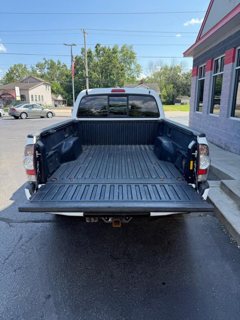 2009 WHITE TOYOTA TACOMA SR5 (3TMKU72N09M) with an 4.0L engine, Automatic transmission, located at 3100 Covert Avenue, Evansville, IN, 47714, (812) 473-4492, 37.955418, -87.512238 - Photo#4