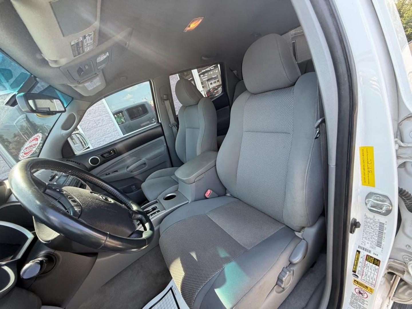 2009 WHITE TOYOTA TACOMA SR5 (3TMKU72N09M) with an 4.0L engine, Automatic transmission, located at 3100 Covert Avenue, Evansville, IN, 47714, (812) 473-4492, 37.955418, -87.512238 - Photo#6