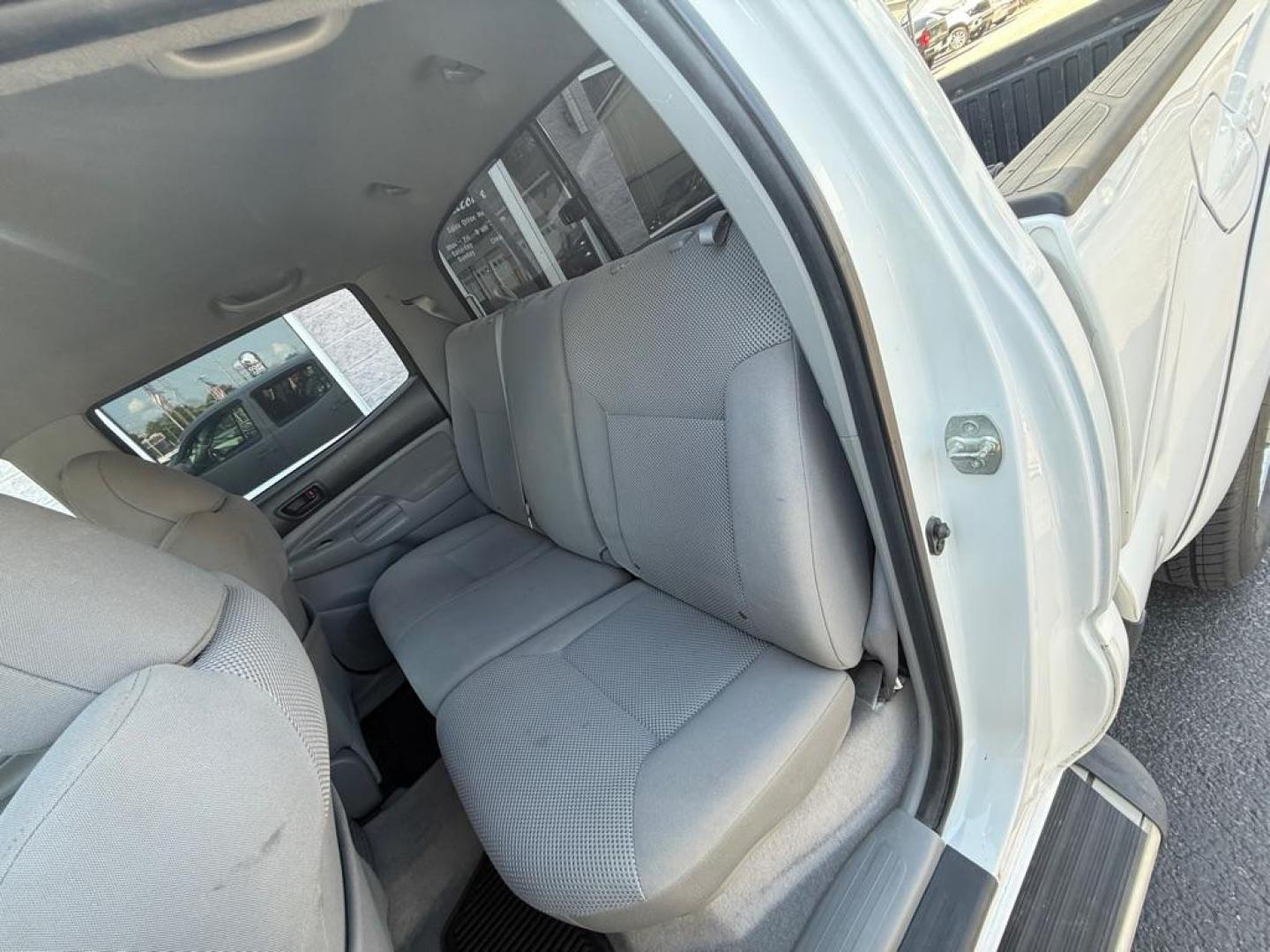 2009 WHITE TOYOTA TACOMA SR5 (3TMKU72N09M) with an 4.0L engine, Automatic transmission, located at 3100 Covert Avenue, Evansville, IN, 47714, (812) 473-4492, 37.955418, -87.512238 - Photo#7