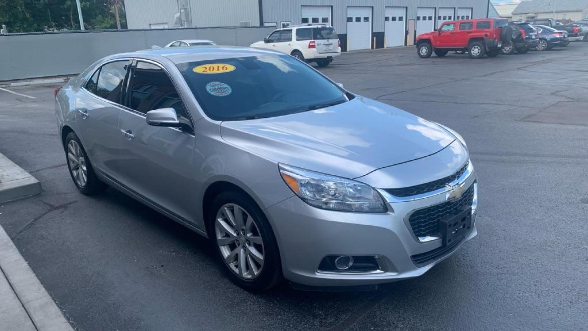 2016 SILVER CHEVROLET MALIBU LIMITED LTZ (1G11E5SA8GF) with an 2.5L engine, Automatic transmission, located at 3100 Covert Avenue, Evansville, IN, 47714, (812) 473-4492, 37.955418, -87.512238 - Photo#2