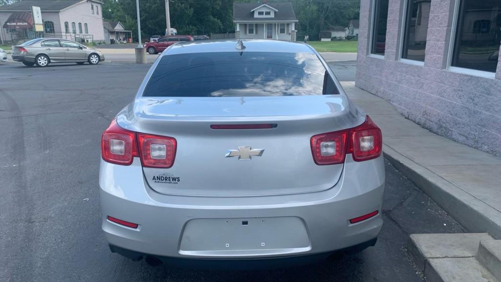 2016 SILVER CHEVROLET MALIBU LIMITED LTZ (1G11E5SA8GF) with an 2.5L engine, Automatic transmission, located at 3100 Covert Avenue, Evansville, IN, 47714, (812) 473-4492, 37.955418, -87.512238 - Photo#3