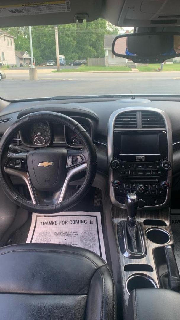 2016 SILVER CHEVROLET MALIBU LIMITED LTZ (1G11E5SA8GF) with an 2.5L engine, Automatic transmission, located at 3100 Covert Avenue, Evansville, IN, 47714, (812) 473-4492, 37.955418, -87.512238 - Photo#4