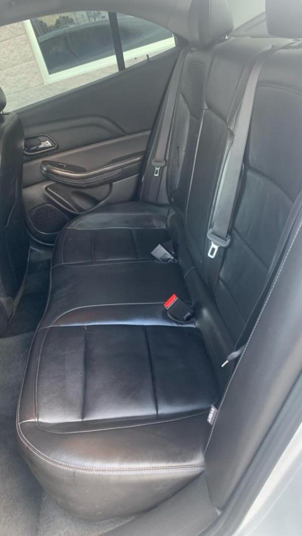 2016 SILVER CHEVROLET MALIBU LIMITED LTZ (1G11E5SA8GF) with an 2.5L engine, Automatic transmission, located at 3100 Covert Avenue, Evansville, IN, 47714, (812) 473-4492, 37.955418, -87.512238 - Photo#5
