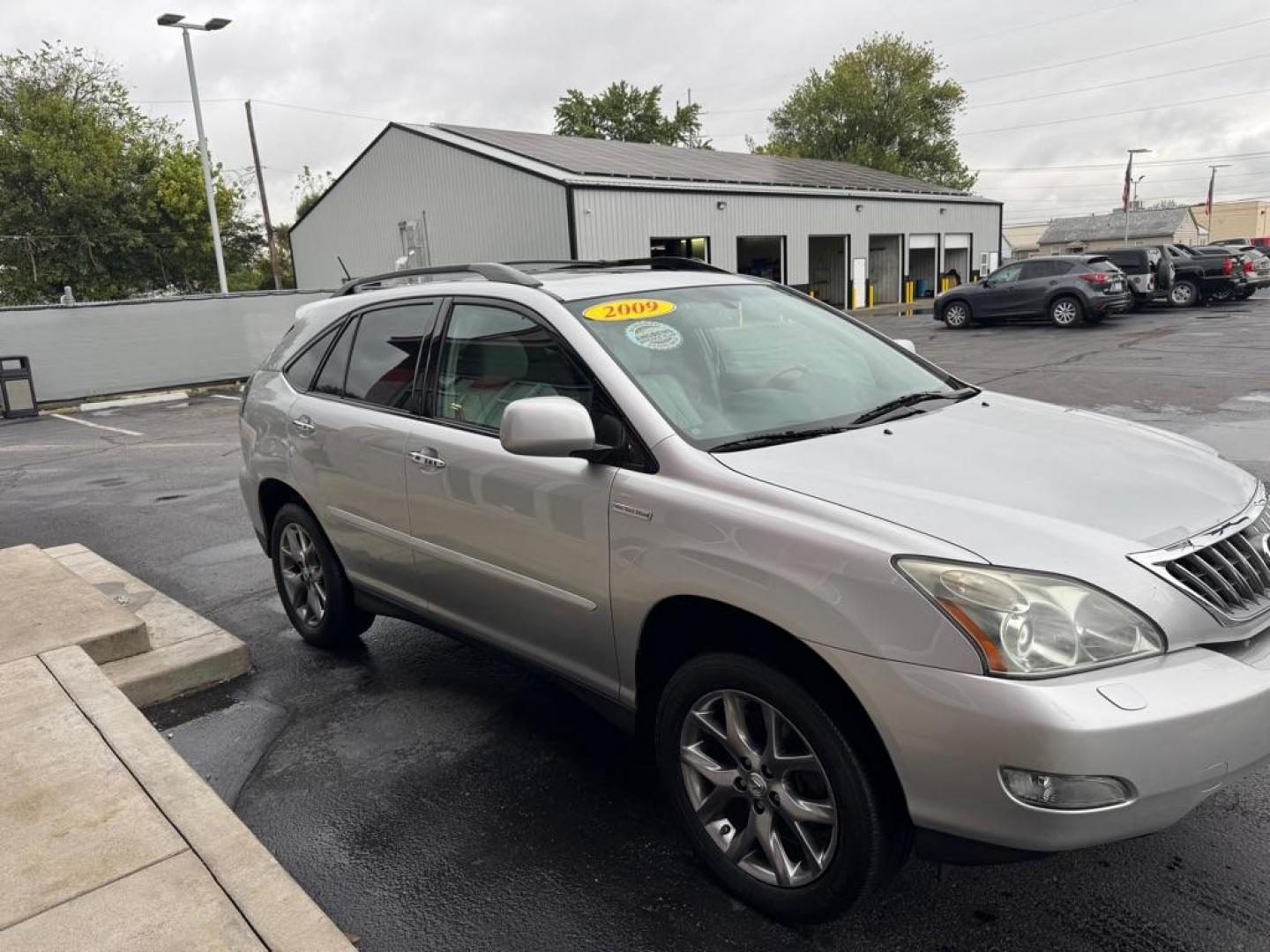 2009 SILVER LEXUS RX350 (2T2HK31U59C) with an 3.5L engine, Automatic transmission, located at 3100 Covert Avenue, Evansville, IN, 47714, (812) 473-4492, 37.955418, -87.512238 - Photo#2
