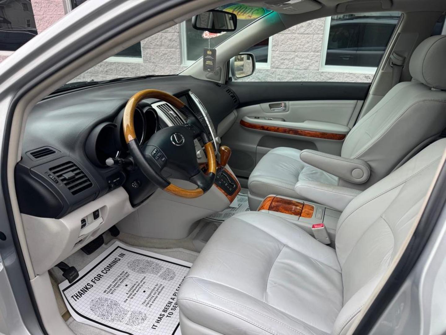 2009 SILVER LEXUS RX350 (2T2HK31U59C) with an 3.5L engine, Automatic transmission, located at 3100 Covert Avenue, Evansville, IN, 47714, (812) 473-4492, 37.955418, -87.512238 - Photo#4