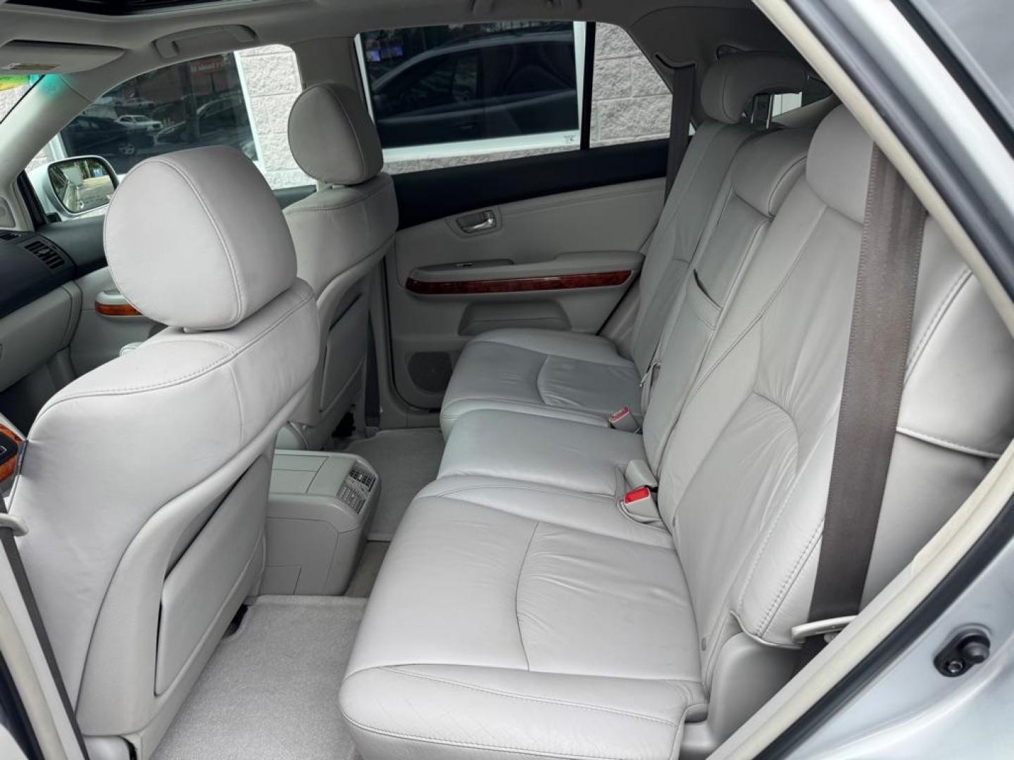 2009 SILVER LEXUS RX350 (2T2HK31U59C) with an 3.5L engine, Automatic transmission, located at 3100 Covert Avenue, Evansville, IN, 47714, (812) 473-4492, 37.955418, -87.512238 - Photo#5