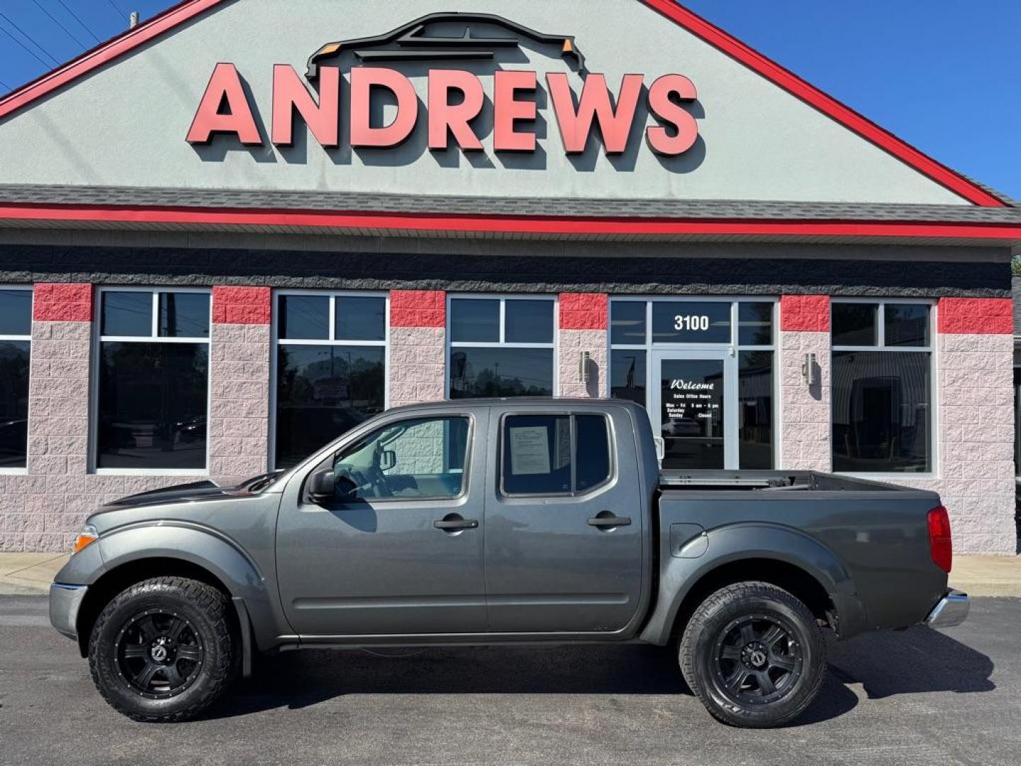 2005 GRAY NISSAN FRONTIER CREW CAB LE (1N6AD07W85C) with an 4.0L engine, Automatic transmission, located at 3100 Covert Avenue, Evansville, IN, 47714, (812) 473-4492, 37.955418, -87.512238 - Photo#0