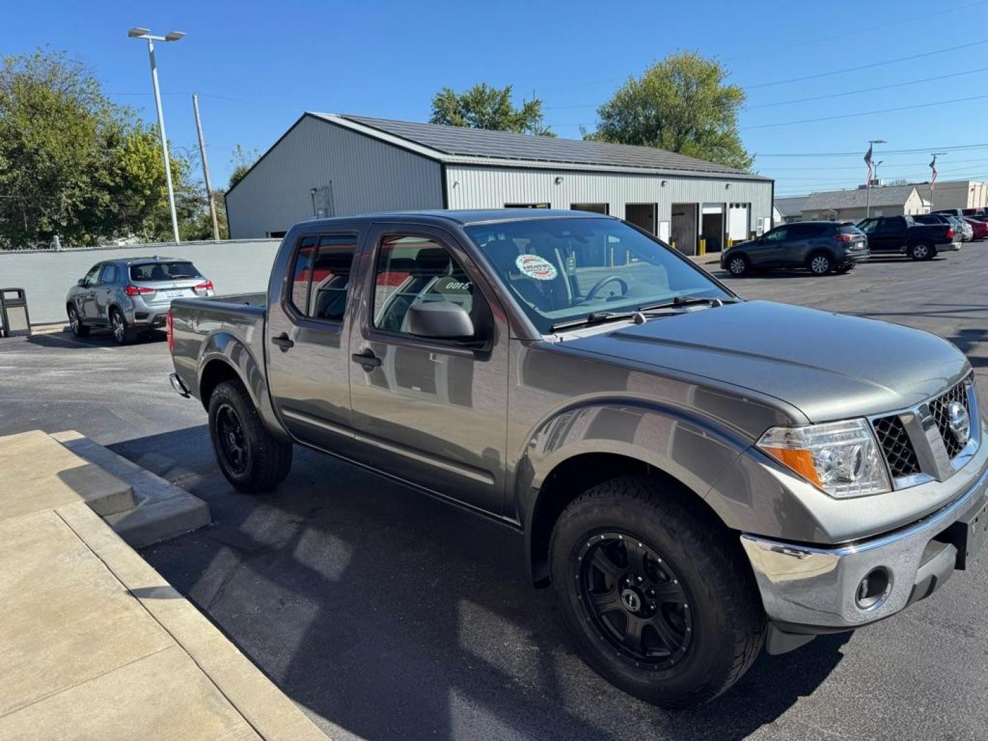 2005 GRAY NISSAN FRONTIER CREW CAB LE (1N6AD07W85C) with an 4.0L engine, Automatic transmission, located at 3100 Covert Avenue, Evansville, IN, 47714, (812) 473-4492, 37.955418, -87.512238 - Photo#2