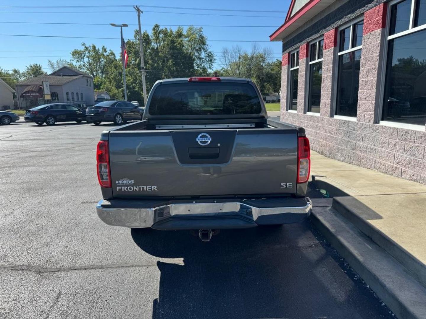 2005 GRAY NISSAN FRONTIER CREW CAB LE (1N6AD07W85C) with an 4.0L engine, Automatic transmission, located at 3100 Covert Avenue, Evansville, IN, 47714, (812) 473-4492, 37.955418, -87.512238 - Photo#3