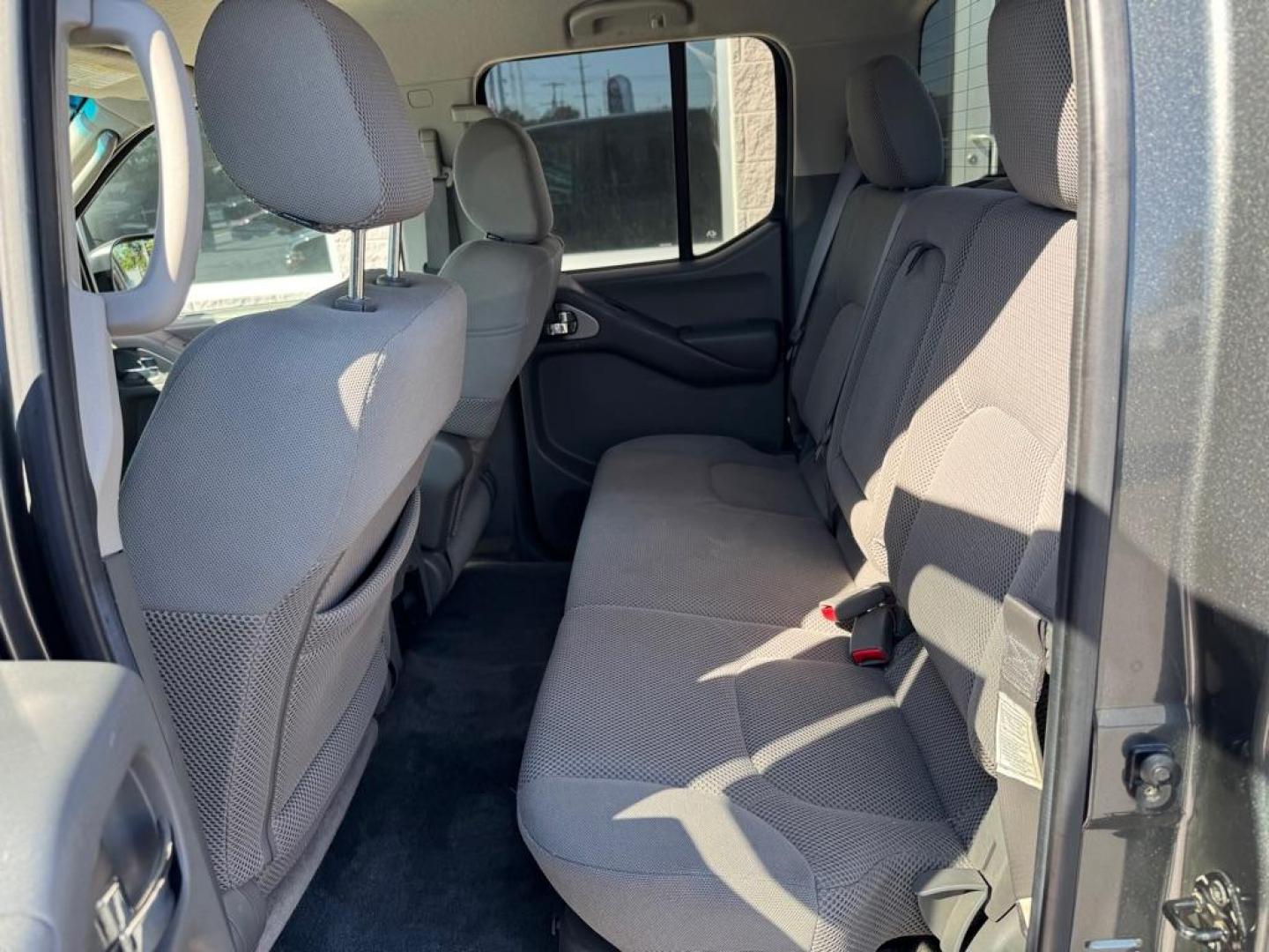 2005 GRAY NISSAN FRONTIER CREW CAB LE (1N6AD07W85C) with an 4.0L engine, Automatic transmission, located at 3100 Covert Avenue, Evansville, IN, 47714, (812) 473-4492, 37.955418, -87.512238 - Photo#5