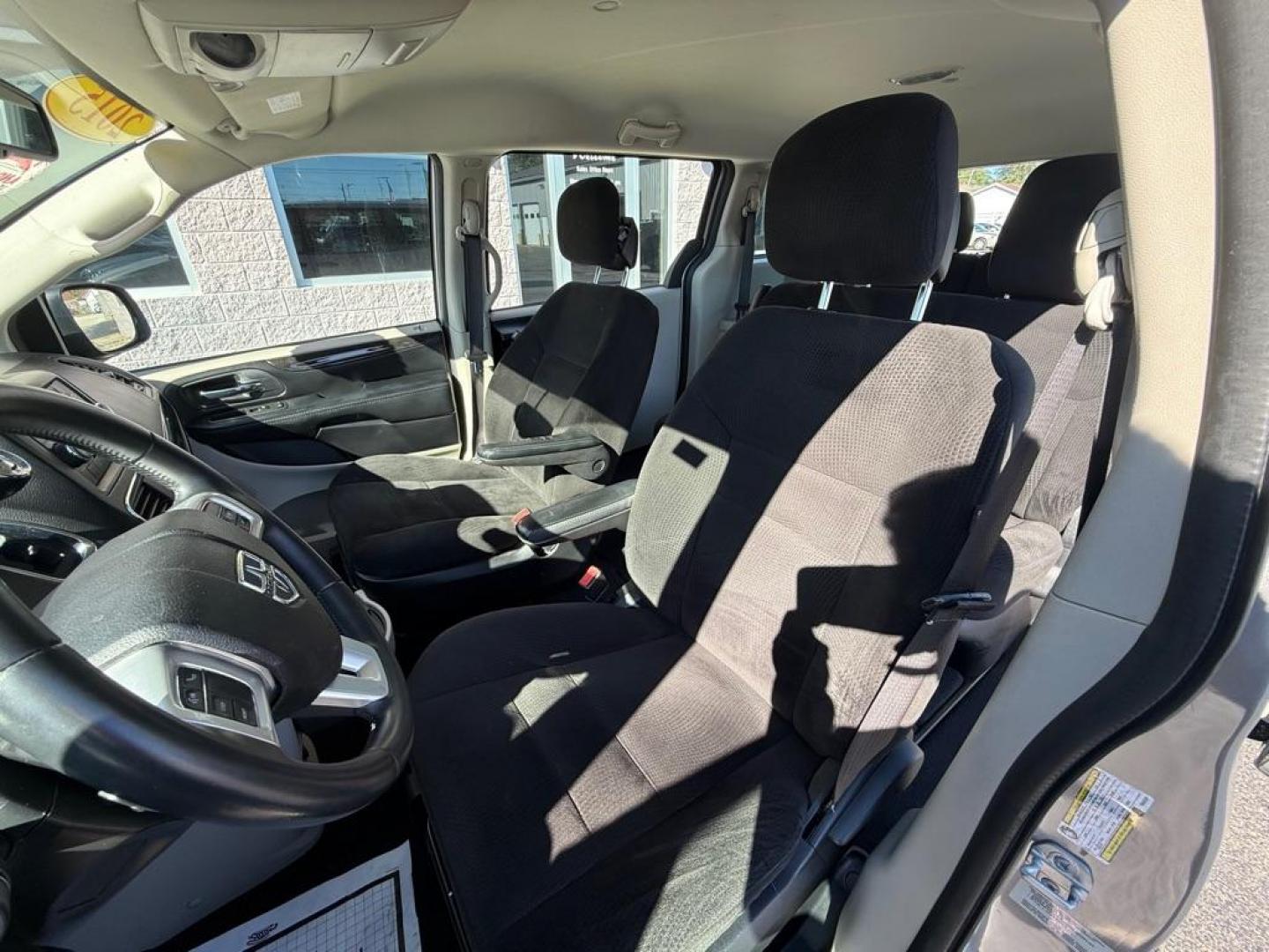 2015 SILVER DODGE GRAND CARAVAN SE (2C4RDGBG6FR) with an 3.6L engine, Automatic transmission, located at 3100 Covert Avenue, Evansville, IN, 47714, (812) 473-4492, 37.955418, -87.512238 - Photo#5