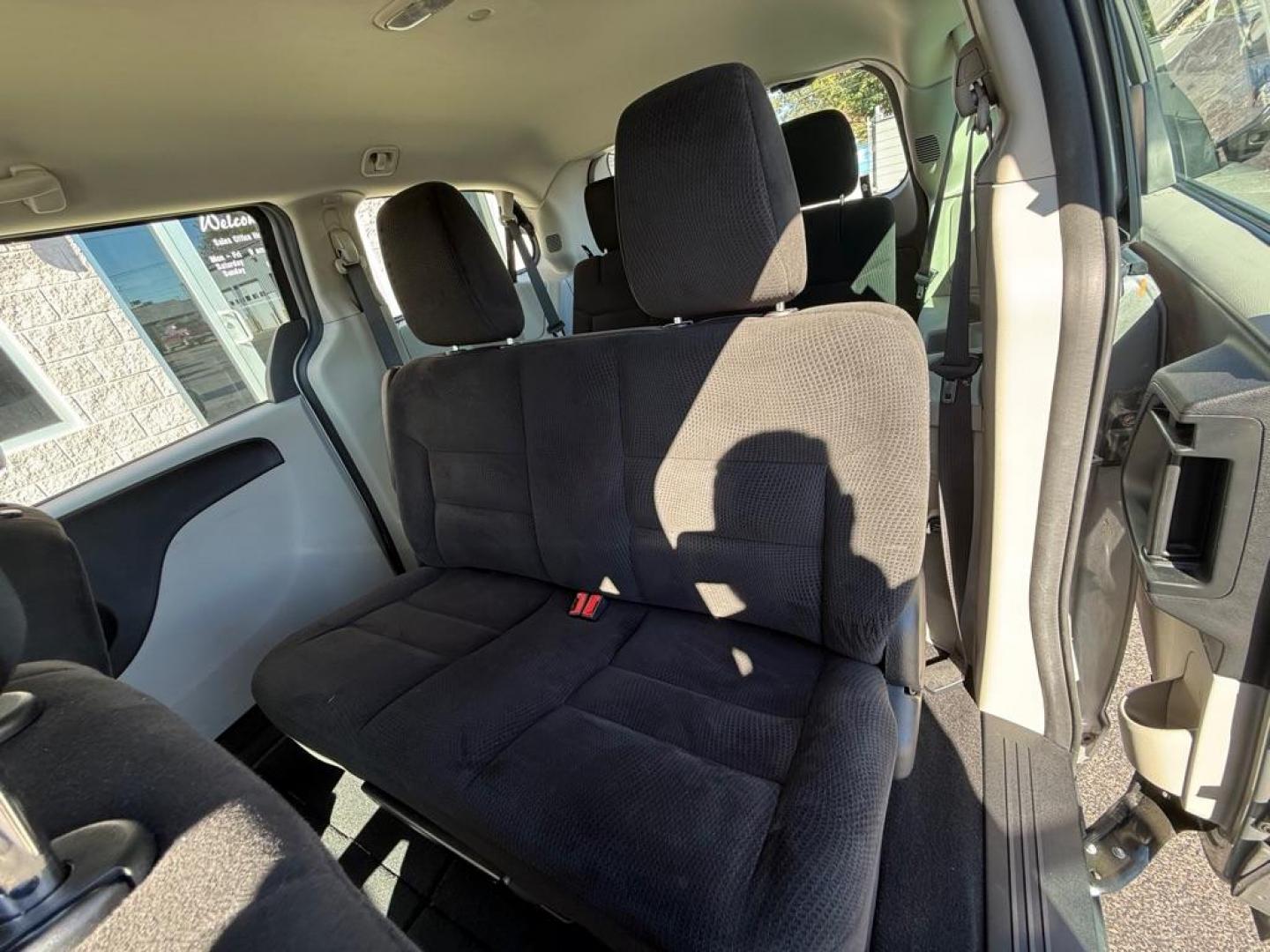 2015 SILVER DODGE GRAND CARAVAN SE (2C4RDGBG6FR) with an 3.6L engine, Automatic transmission, located at 3100 Covert Avenue, Evansville, IN, 47714, (812) 473-4492, 37.955418, -87.512238 - Photo#6