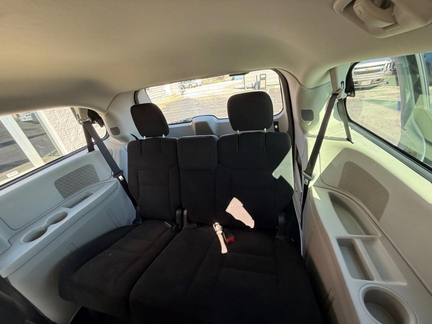 2015 SILVER DODGE GRAND CARAVAN SE (2C4RDGBG6FR) with an 3.6L engine, Automatic transmission, located at 3100 Covert Avenue, Evansville, IN, 47714, (812) 473-4492, 37.955418, -87.512238 - Photo#7