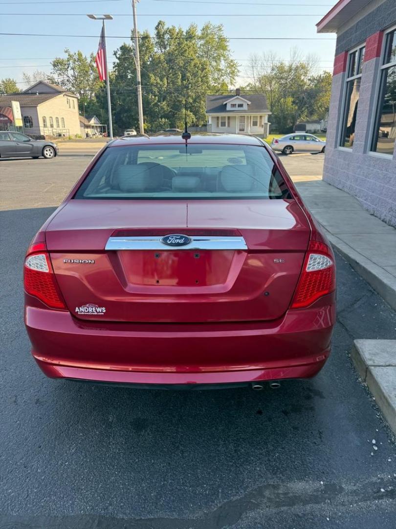 2011 RED FORD FUSION SE (3FAHP0HA3BR) with an 2.5L engine, Automatic transmission, located at 3100 Covert Avenue, Evansville, IN, 47714, (812) 473-4492, 37.955418, -87.512238 - Photo#3