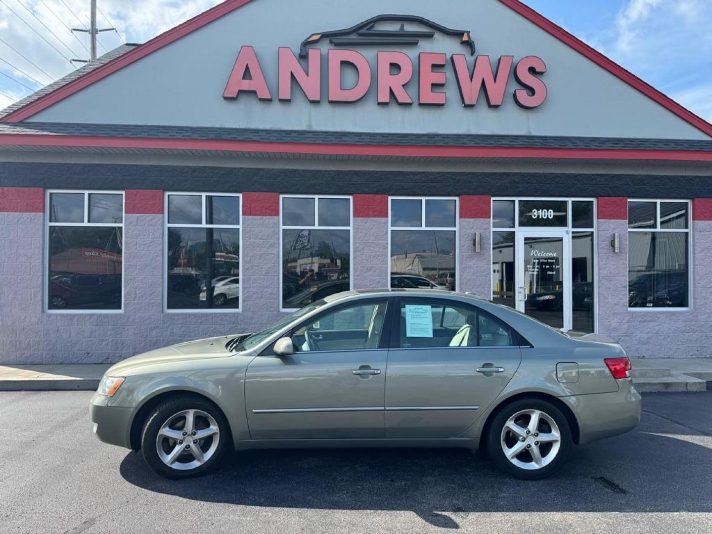 2008 GREEN HYUNDAI SONATA SE (5NPEU46C98H) with an 2.4L engine, Automatic transmission, located at 3100 Covert Avenue, Evansville, IN, 47714, (812) 473-4492, 37.955418, -87.512238 - Photo#0