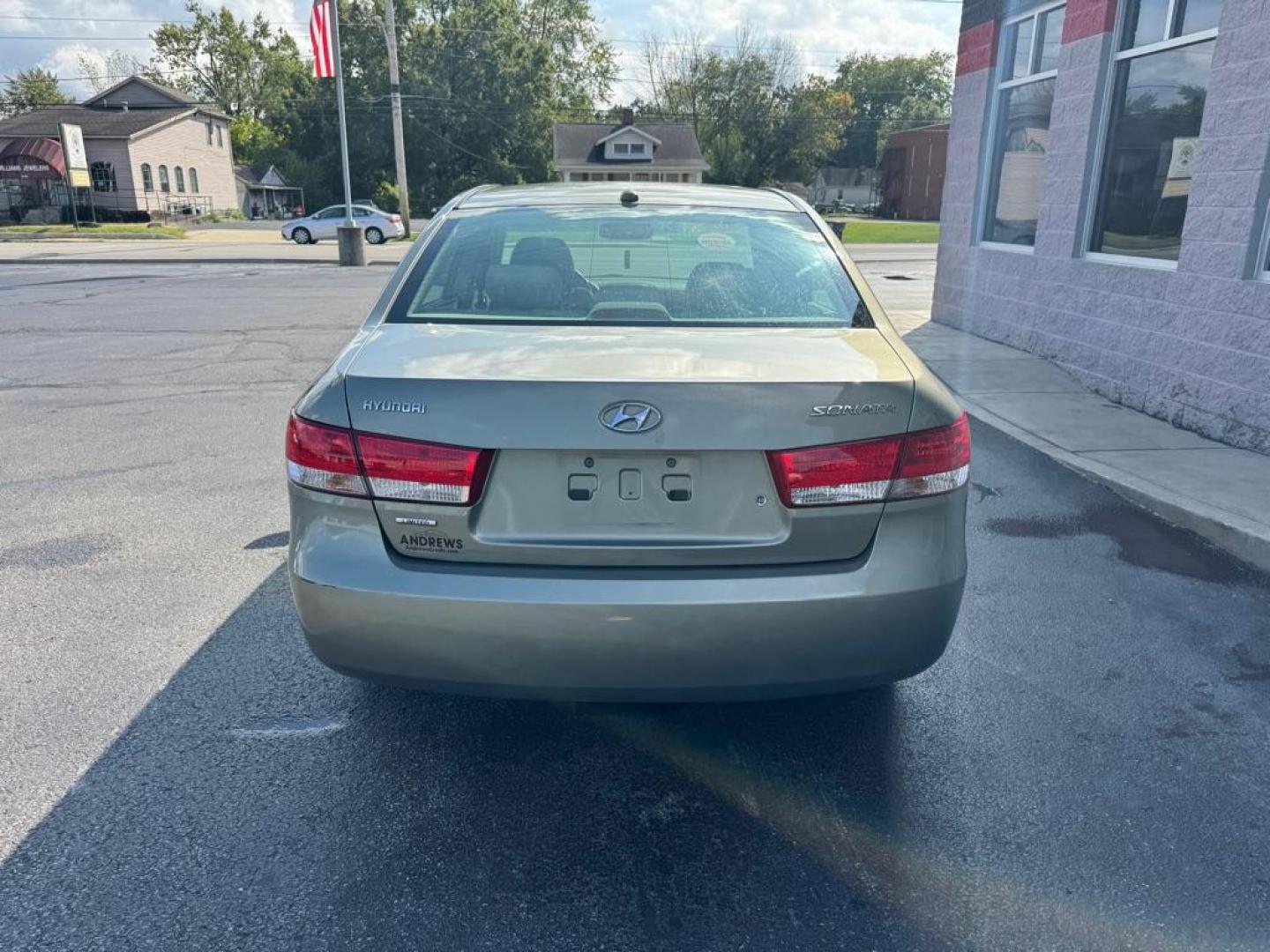 2008 GREEN HYUNDAI SONATA SE (5NPEU46C98H) with an 2.4L engine, Automatic transmission, located at 3100 Covert Avenue, Evansville, IN, 47714, (812) 473-4492, 37.955418, -87.512238 - Photo#3